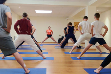 groupe faisant du yoga
